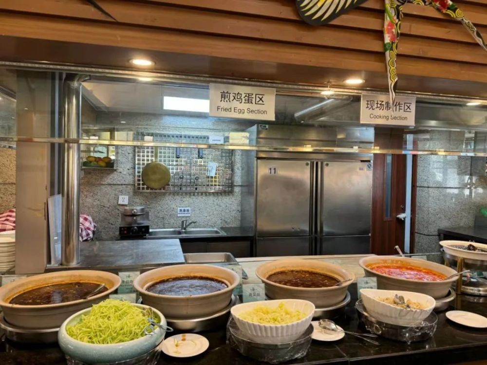 "丰盛的北京美食：穷鬼自助餐厅，满足你的味蕾"