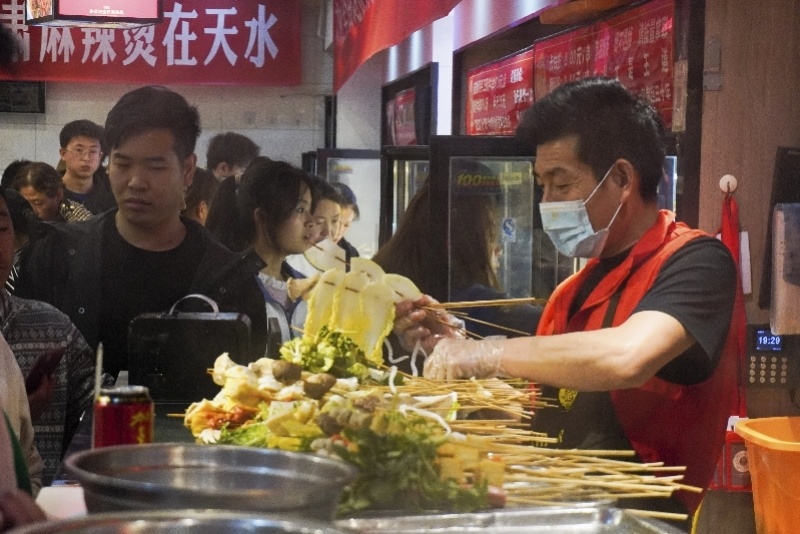 "小城美食一餐：麻辣烫刺激30元带动文化旅游消费逾650元"