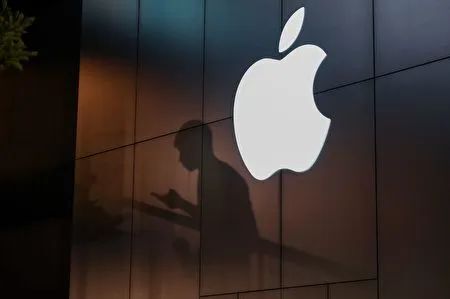 "iPhone 16系列模具曝光：新增拍照按钮与蔡崇信：阿里是否忽视用户体验？小米汽车销售人均提成打破新纪录"

这个标题清晰地表明了故事的主题，并强调了每个部分的重要性。它使用了一个有力的过渡词（如“曝光”和“新纪录”）来引导读者的兴趣，并提供了一些关键信息。此外，它也使用了一种简明扼要的方式来组织句子，使其易于理解。总的来说，这是一个很好的标题选择，可以帮助您吸引潜在读者的关注。