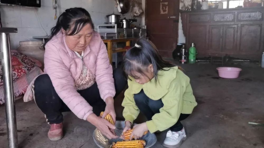 "一位残疾女性独自照顾两个孩子的生活压力与挣扎"