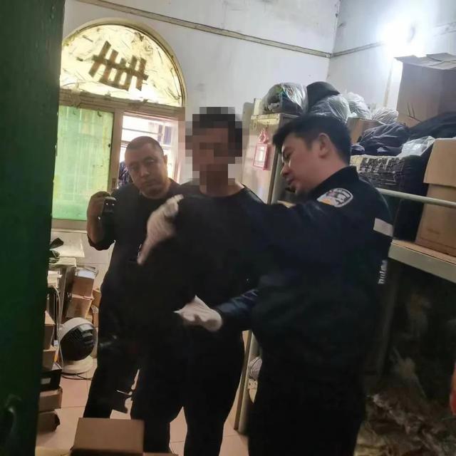 男子网购警察制服短视频平台被深圳警方依法取缔，相关视频的用户已被行政拘留10天。