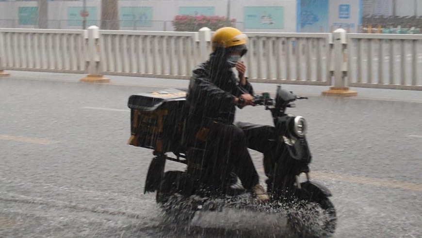 暴风雨冰雹袭击两广地区，今明强对流天气引发强烈关注