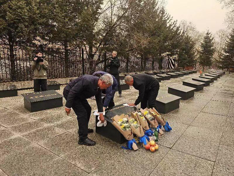 "一窥历史长河：一场七十三年后的祭扫仪式"