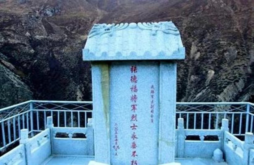 "1991年：成都军区副司令员遇空难，两位中将被免职的消息引发关注"