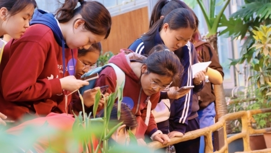 欧莱雅携手「科技女生赋能计划」首站走进中国科学院植物研究所，助力创新人才的培养和发展