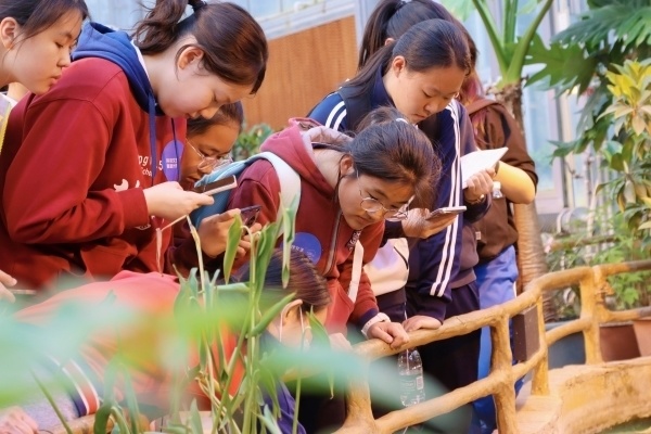 "欧莱雅携手「科技女生赋能计划」首站走进中国科学院植物研究所，助力创新人才的培养和发展"