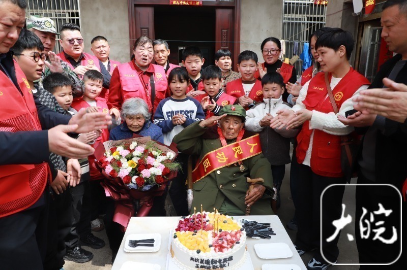 "阜南老兵王丙乾：历经百岁高龄，再次圆军装梦"