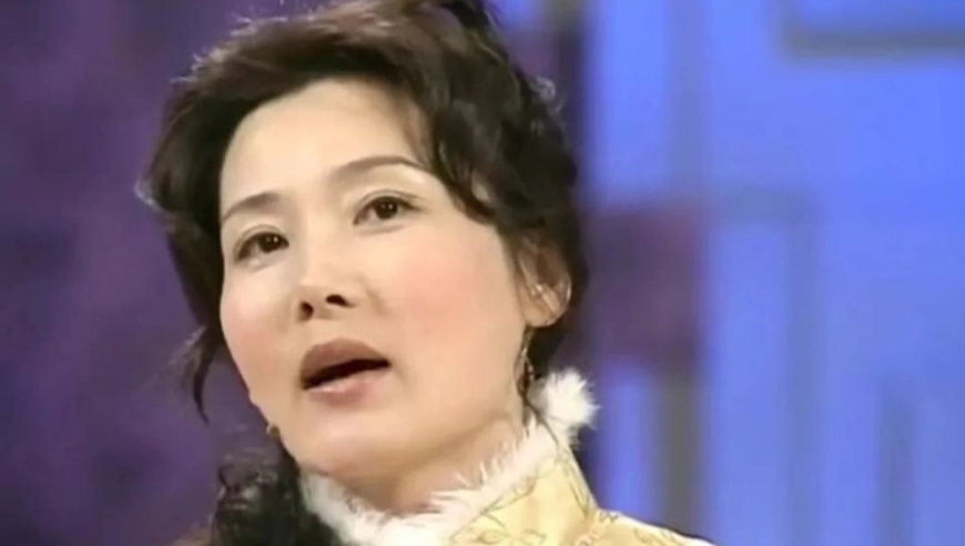 她是一位丁克家庭的幸福妈妈：嫁给初恋后度过10年的单身生活，如今儿子跟随母姓，她的生活让人羡慕不已