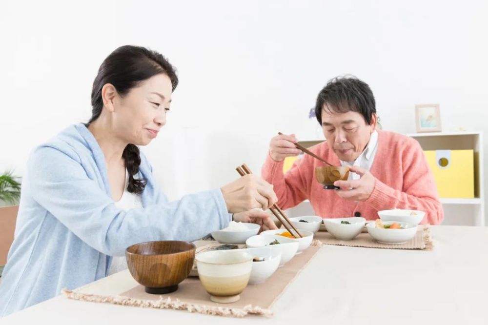 "快速的饮食习惯与健康的餐桌行为：比较吃快餐与传统用餐方式的影响"