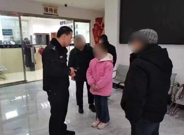 "少女沉迷网络游戏，以外婆看病钱充值购买游戏道具，警方成功挽回经济损失达1.7万元。"