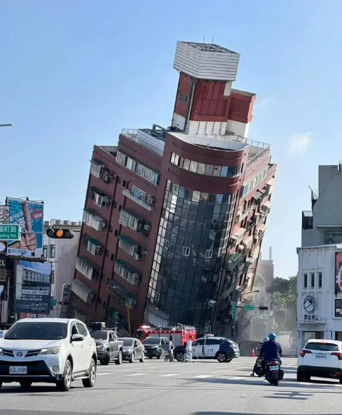 "当地震来临之际，各路明星们各有应对：王大陆家墙裂、苏有朋受伤、周杰伦未慌乱"