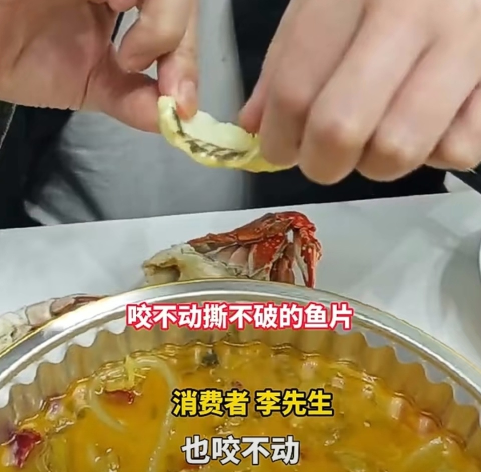 "杭州餐饮店因生产误导食品，面临处罚：酸菜鱼中模拟真实模具鱼片事件引发热议"