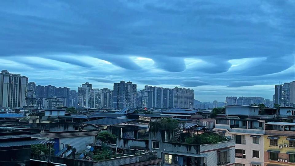 "大型空中物体状神秘现象在四川乐山震撼上演：揭秘这一奇异景观的真相"