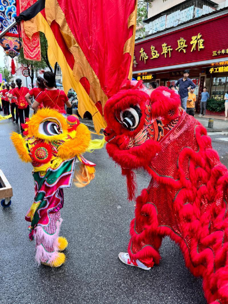 "宝安西乡2岁宝宝「尿布狮」在团内引发热议，妈妈称深受鼓舞"