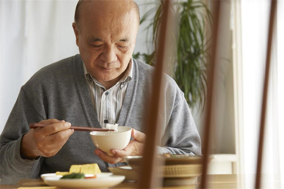 "关于中老年人的饮食建议：坚持‘八不主义’，享受长寿健康的生活方式"