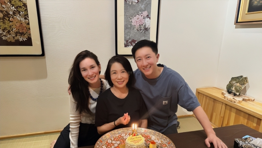 卢靖姗温馨庆祝婆婆生日：韩庚妈妈令人羡慕的母爱传奇