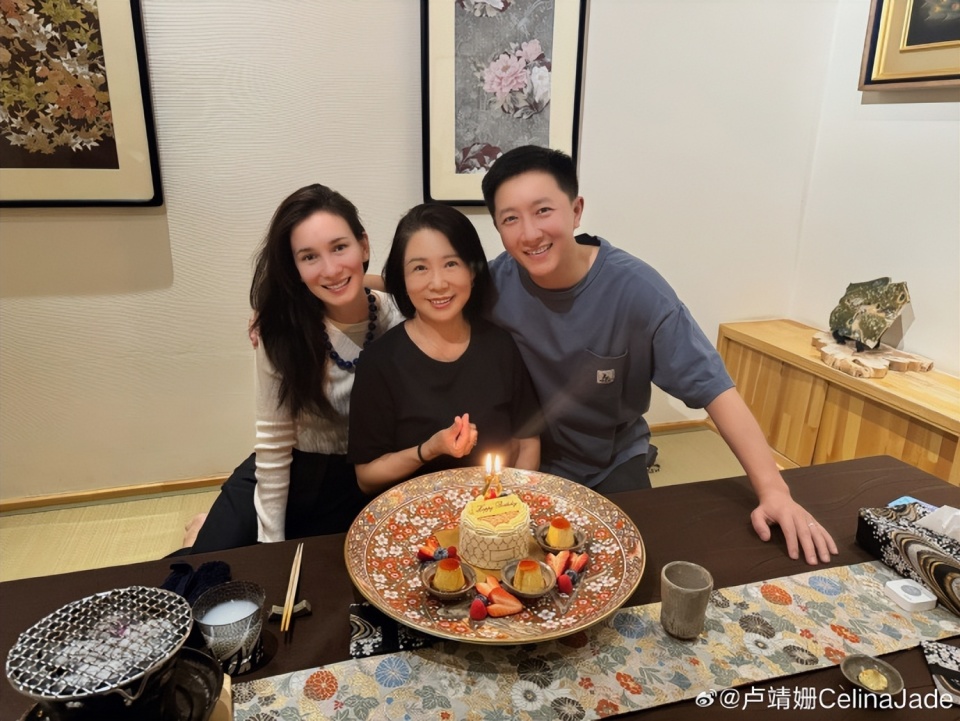 "卢靖姗温馨庆祝婆婆生日：韩庚妈妈令人羡慕的母爱传奇"