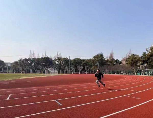 "学习新视角：孩子们跟随父母回母校，体验翻天覆地的变化"