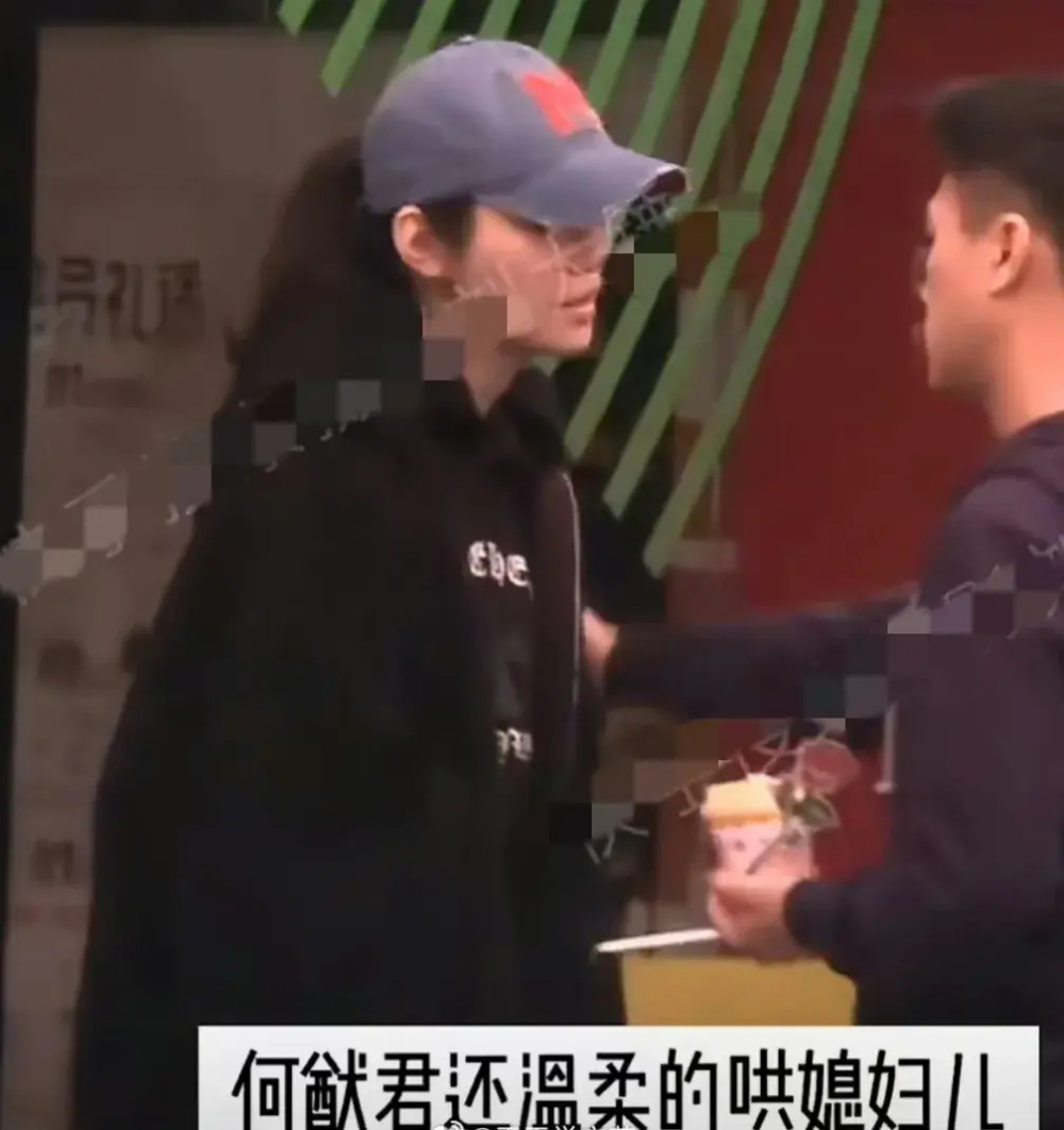 "奚梦瑶罕见出手呵斥豪门老公，何猷君伸援手安抚妻子，全程只露笑颜。"