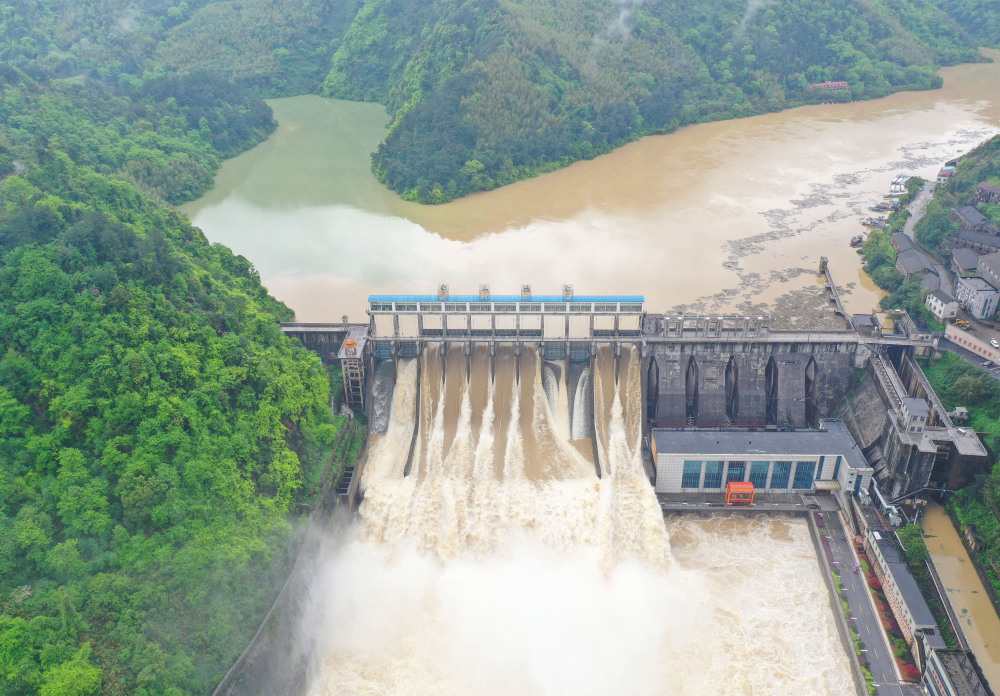 "罕见暴雨侵袭中国南方，急需关注和应对的紧迫性问题"