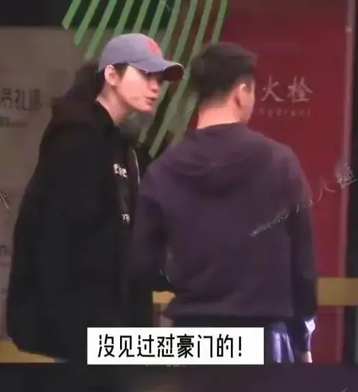 "从透明人到敢于表达的超模：奚梦瑶的豪门晋升之路充满励志"