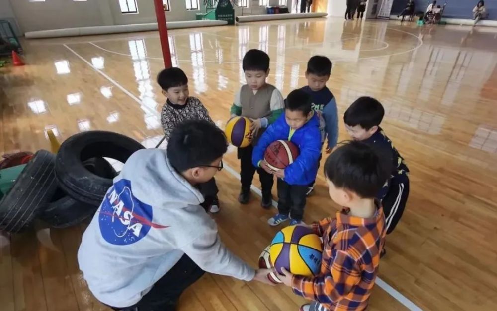 "对于孩子的未来，关注他们真正的兴趣更重要，而非表面上的教育形式。选择一些相对较小众但富有深度的兴趣班，让孩子在探索中找到自己的潜力。"