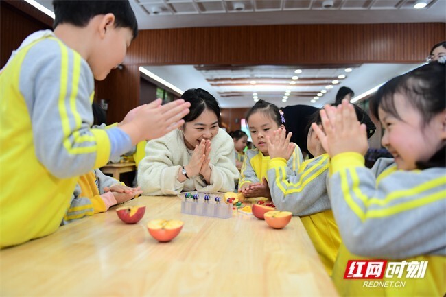 "小小探险家：孩子们对新技术如痴如醉，盾构机、无人智能汽车和机器人引发他们的关注"