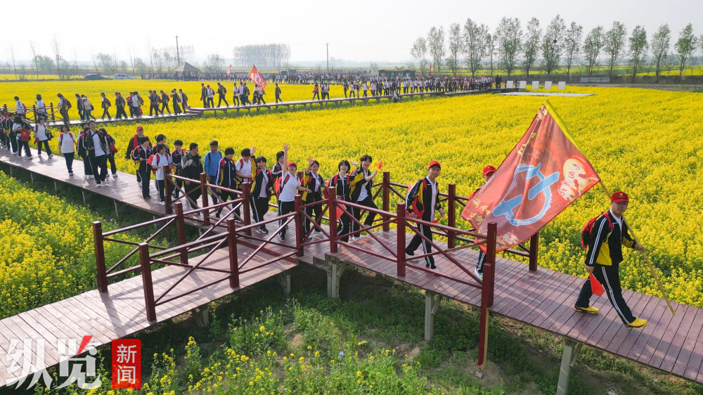 "河北中学师生与家长徒步40多公里迎接