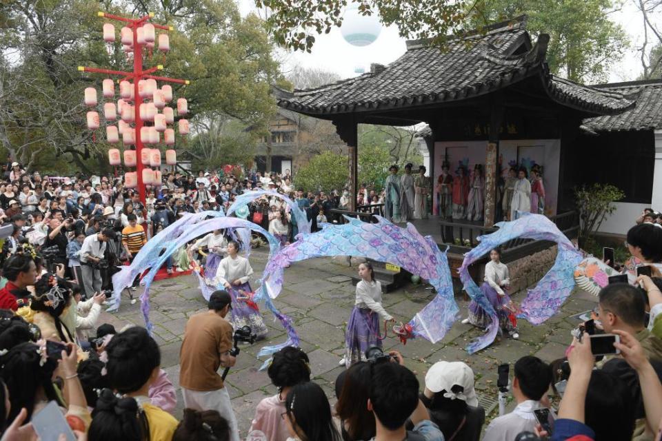 春暖花开：‘文旅热’助力中国经济快速复苏