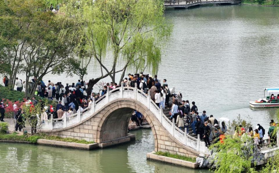 "春暖花开：‘文旅热’助力中国经济快速复苏"