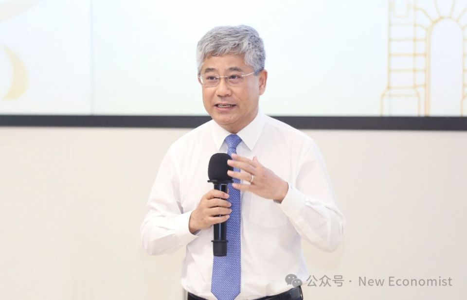 "经济学家白重恩：通过政策制定与学术研究构建知识桥梁的专家"