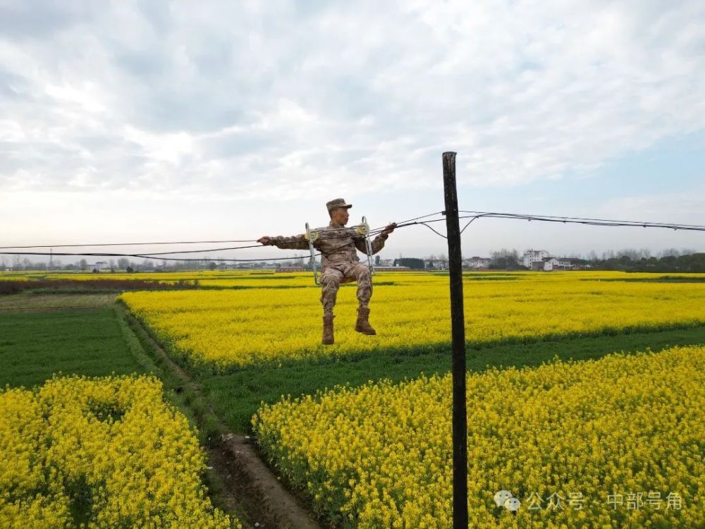 "鹰击长空，一路追踪着空军的春季巡逻行动——跟随他们踏上神秘的‘上春山’之旅"