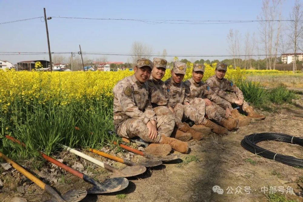 "鹰击长空，一路追踪着空军的春季巡逻行动——跟随他们踏上神秘的‘上春山’之旅"