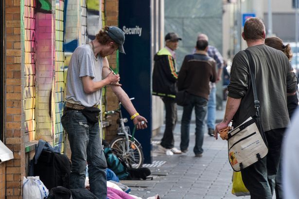 "英格兰球迷涌入德国：‘最危险贫民窟’遭安置，毒品泛滥成灾"

"英格兰球队粉丝成灾！前往德国却被安置至‘最危险贫民窟’，吸毒者遍地都是"