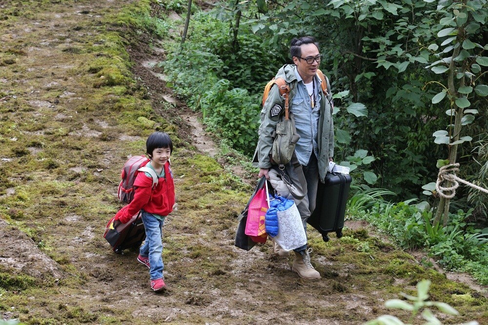 "吴镇宇亲生儿子悼念照片曝光：被父母深情告白，生活状态令人堪忧！"

这个标题突出了吴镇宇和他儿子的悲痛之情，并且暗示了他们的生活状态让人担忧。使用积极的语言来强调事件的重要性也是非常重要的。"我想要活下去"是一个充满希望和决心的表述，它表达了吴镇宇对自己生活的决心和对生命的热爱。这样可以吸引读者的兴趣并让他们想要了解更多信息。