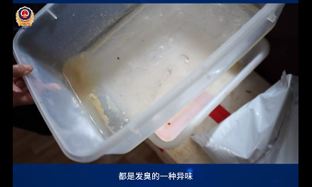 "臭味熏天! “叫了只炸鸡” 后厨曝光腌肉余料发霉 烹饪工具混放!"