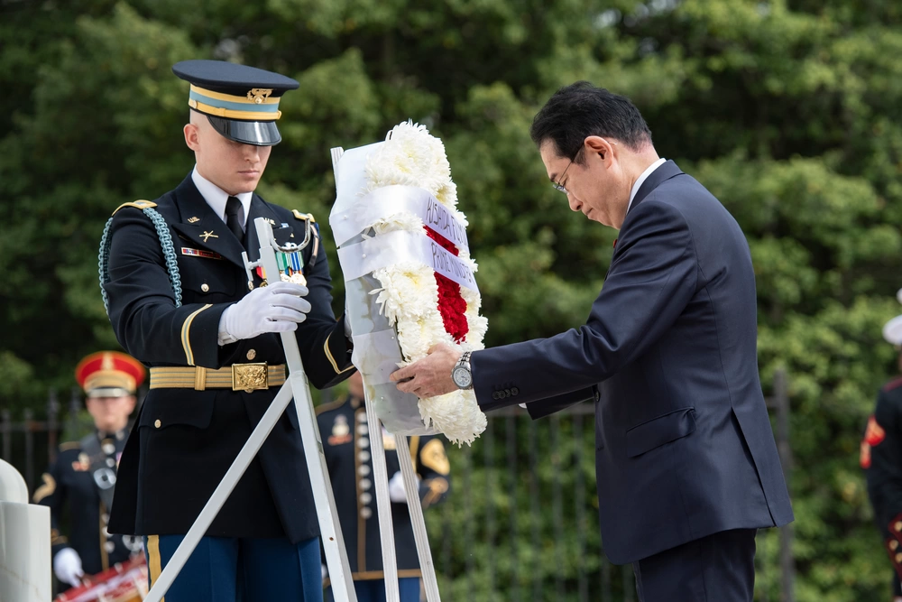 "岸田访问美国再次尴尬成洋相：中方官员无接机，日国民群嘲其语言水平"