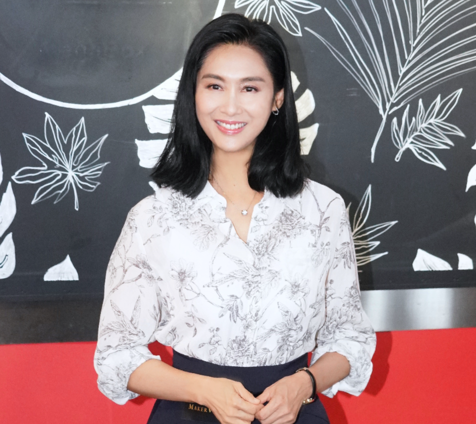 "朱茵家罕见有同框照：女儿长大后越来越像爸爸黄贯中"