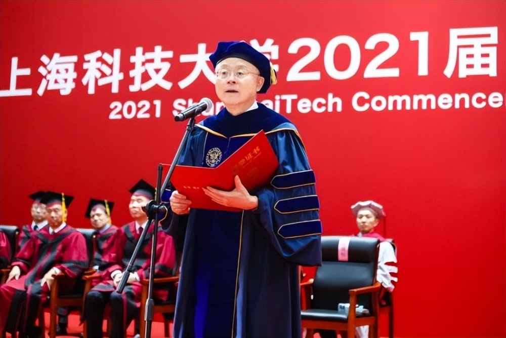 "江主席的独子：73岁他担当知名大学校长，令人惊艳的相似度与卓越才华"