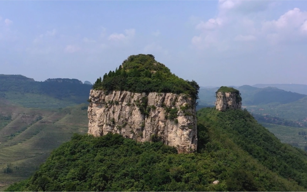 "山东沂蒙地区的独特岩石造型地貌：岱崮地貌，我国第五大"