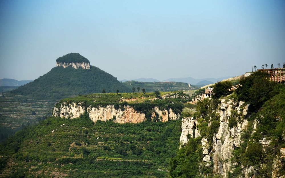 "山东沂蒙地区的独特岩石造型地貌：岱崮地貌，我国第五大"