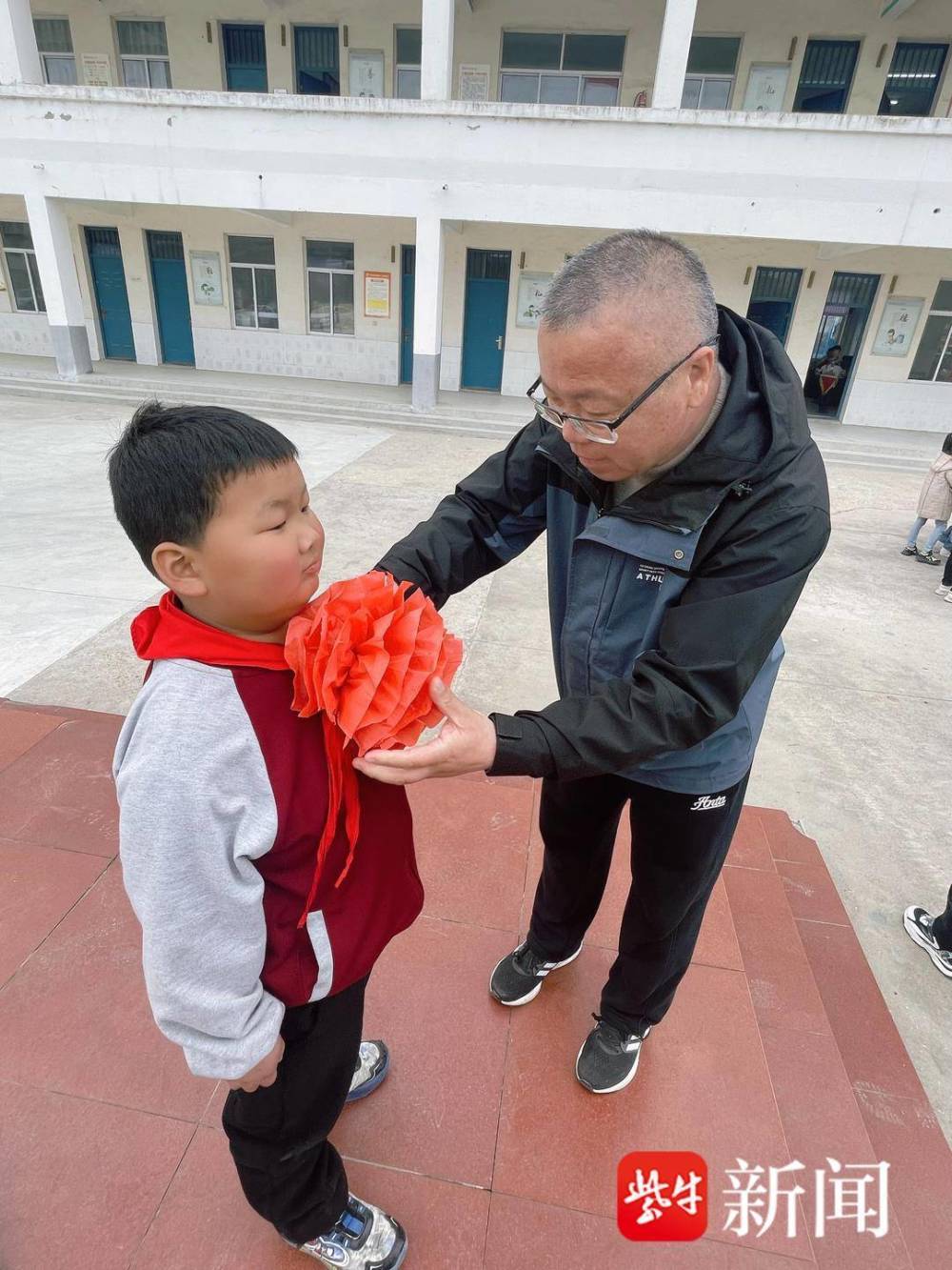 "盐城一名小学学生捡到万元现金，全校师生热烈庆祝其高尚行为被学校表彰"