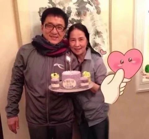 "不惧岁月无情挑战，成龙深情庆祝爱妻38岁生日，携手甜蜜度过每一天"