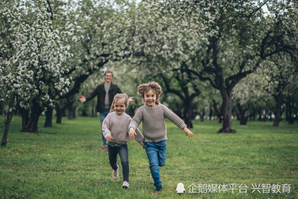 "打造健康的数字生活：孩子1-18岁时，如何引导他们摆脱手机沉迷"