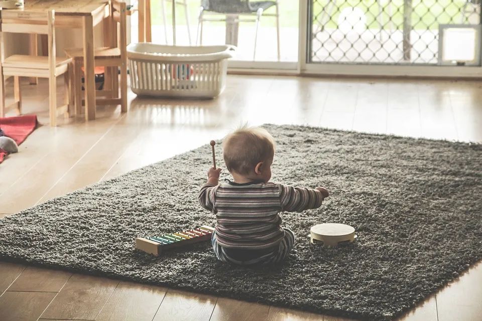 "让孩子适时疏离，探索情感需求：如何理解并处理孩子的行为退行"