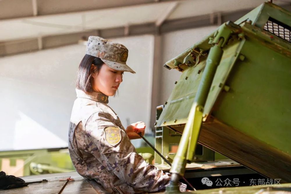 "女教头荣获装甲驾驶特级荣誉，二等功庆表彰"