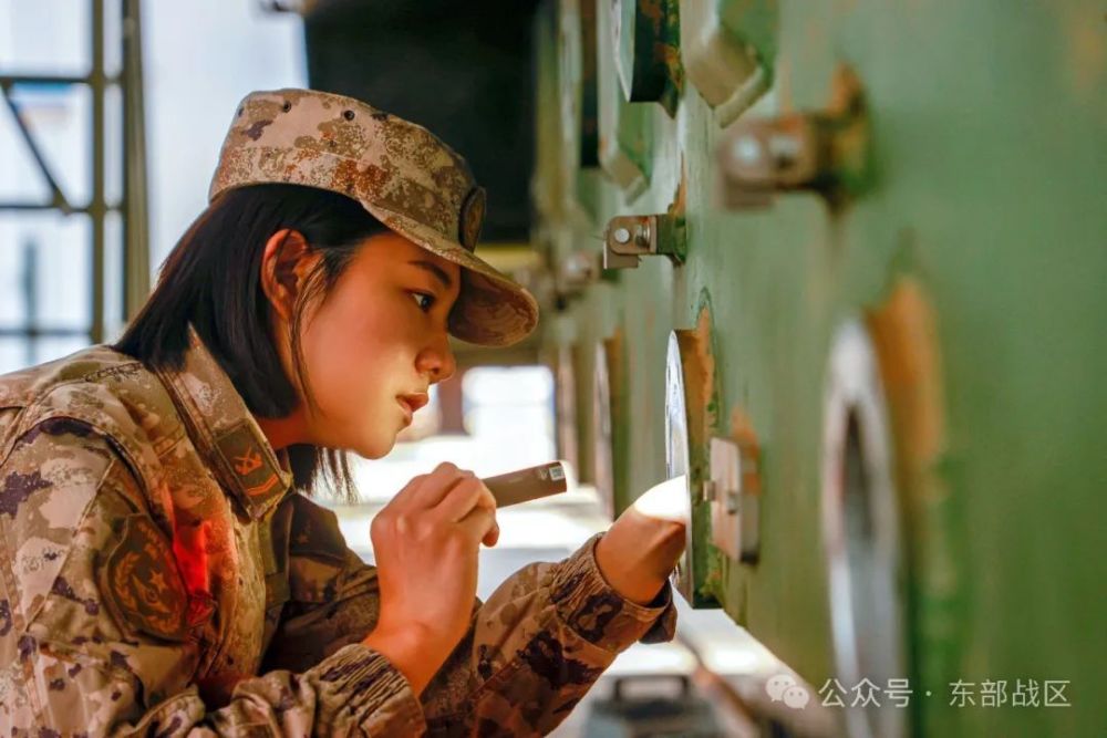 "女教头荣获装甲驾驶特级荣誉，二等功庆表彰"