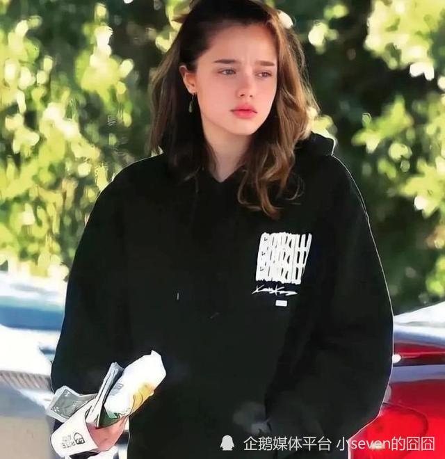 "48岁安吉丽娜朱莉近期艳照曝光：性感红唇魅力不容忽视，女儿却被描绘得普通无奇"