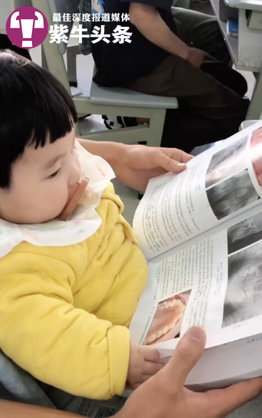 "90后宝妈带娃入学大学，孩子在教室安静如小精灵，震撼全场的神操作！"