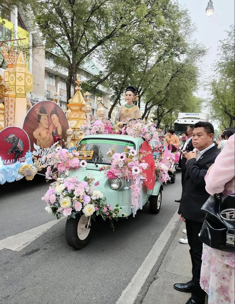 "网友惊喜偶遇42岁冰冰，挑战传统出行方式：泰国三轮巡游与大象骑牛比拼"